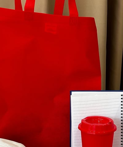 Bolsa, libreta y termo promocionales listos para llevar tu logo